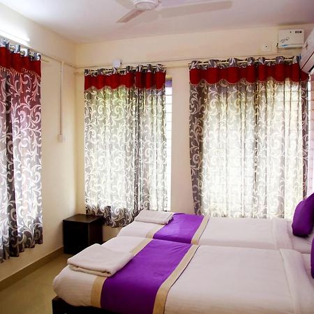 V Bee Plaza Hotel Thiruvananthapuram Exterior foto