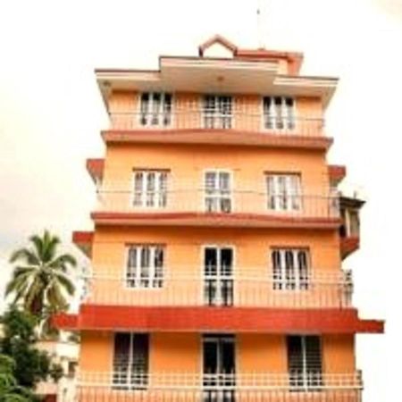 V Bee Plaza Hotel Thiruvananthapuram Exterior foto