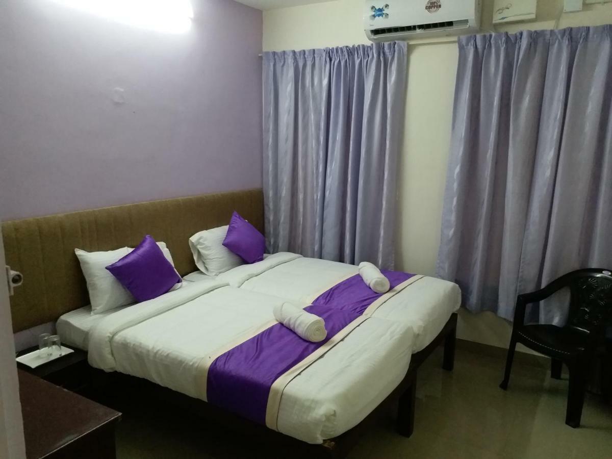 V Bee Plaza Hotel Thiruvananthapuram Exterior foto