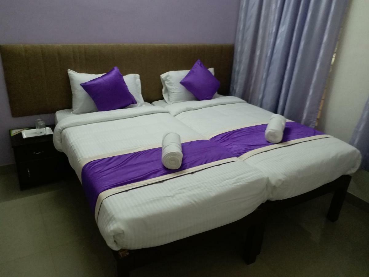 V Bee Plaza Hotel Thiruvananthapuram Exterior foto