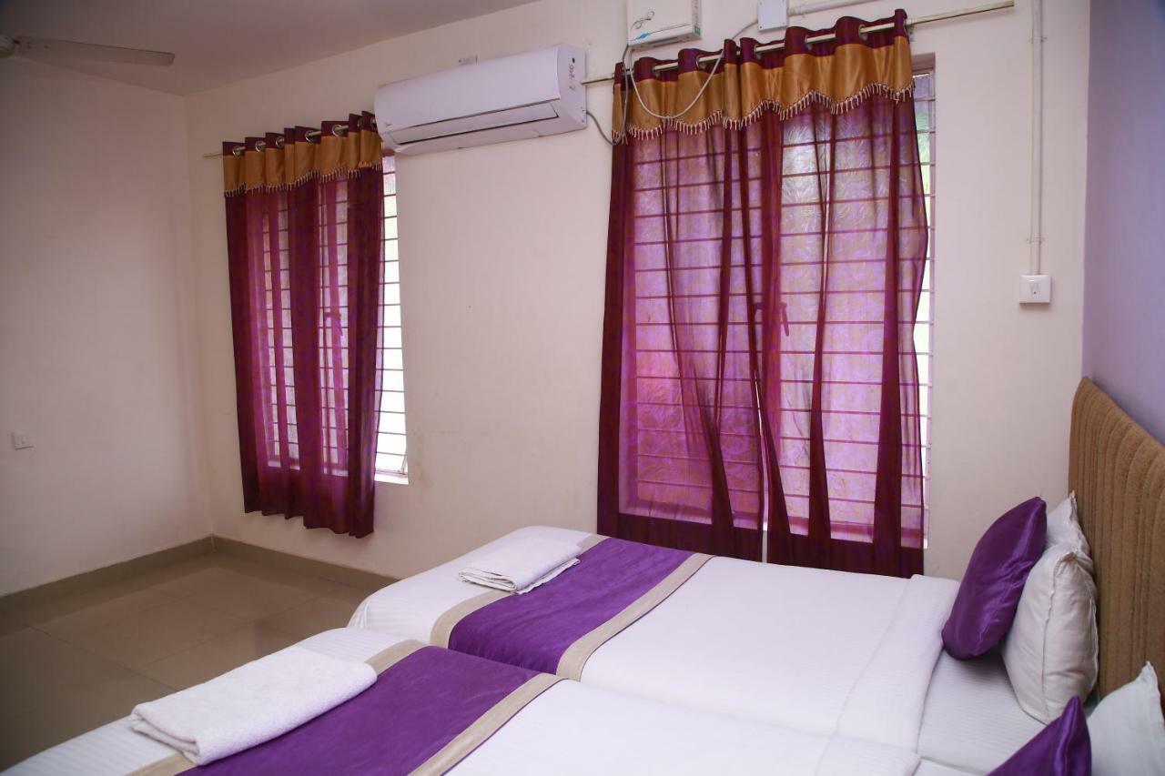 V Bee Plaza Hotel Thiruvananthapuram Exterior foto