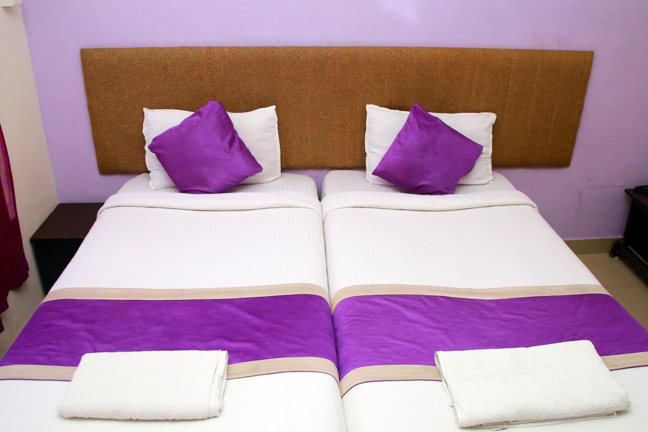 V Bee Plaza Hotel Thiruvananthapuram Exterior foto