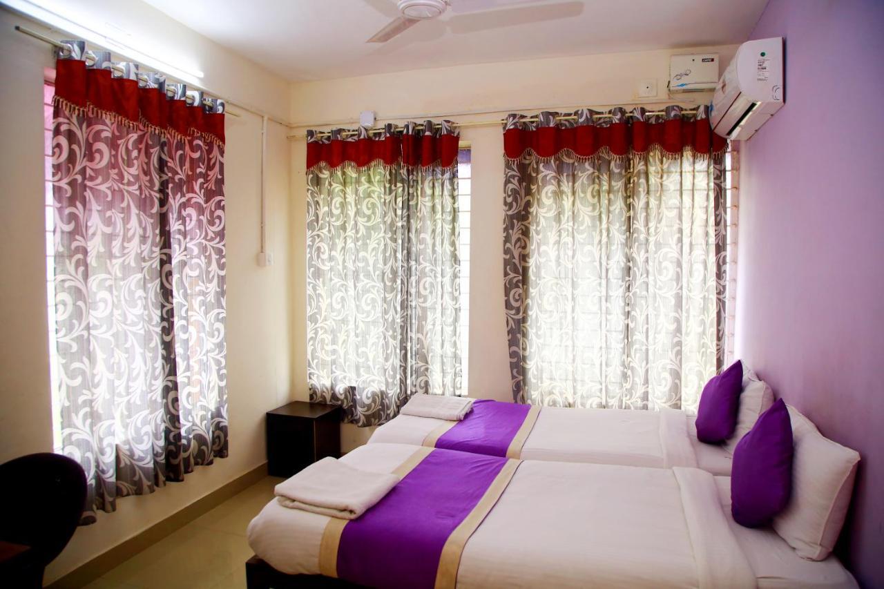 V Bee Plaza Hotel Thiruvananthapuram Exterior foto