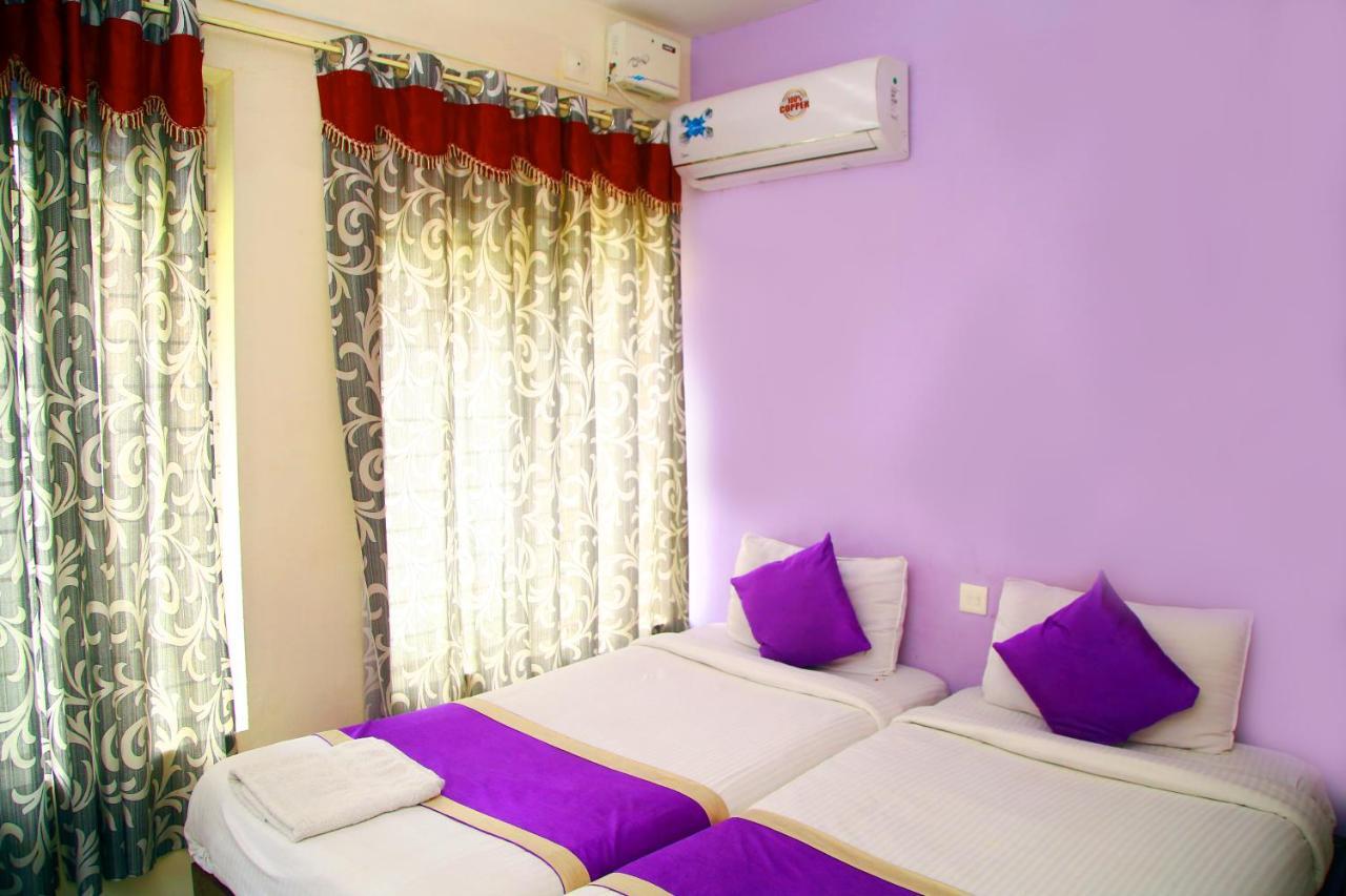 V Bee Plaza Hotel Thiruvananthapuram Exterior foto
