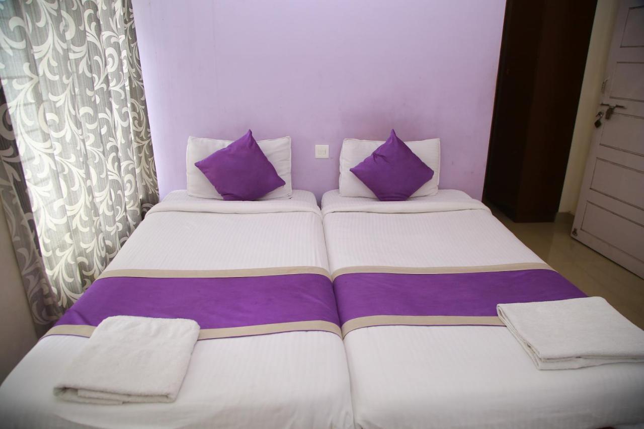 V Bee Plaza Hotel Thiruvananthapuram Exterior foto