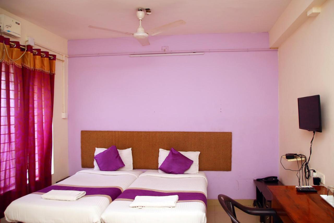 V Bee Plaza Hotel Thiruvananthapuram Exterior foto