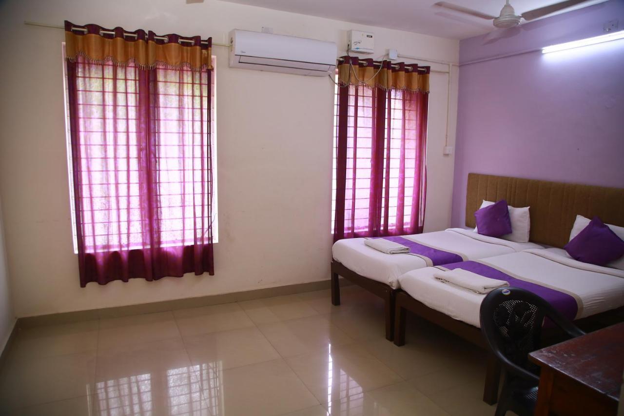 V Bee Plaza Hotel Thiruvananthapuram Exterior foto