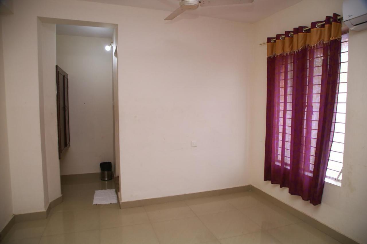 V Bee Plaza Hotel Thiruvananthapuram Exterior foto