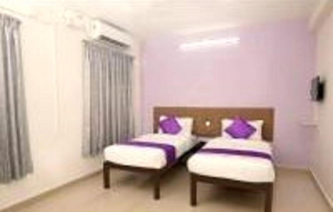 V Bee Plaza Hotel Thiruvananthapuram Exterior foto
