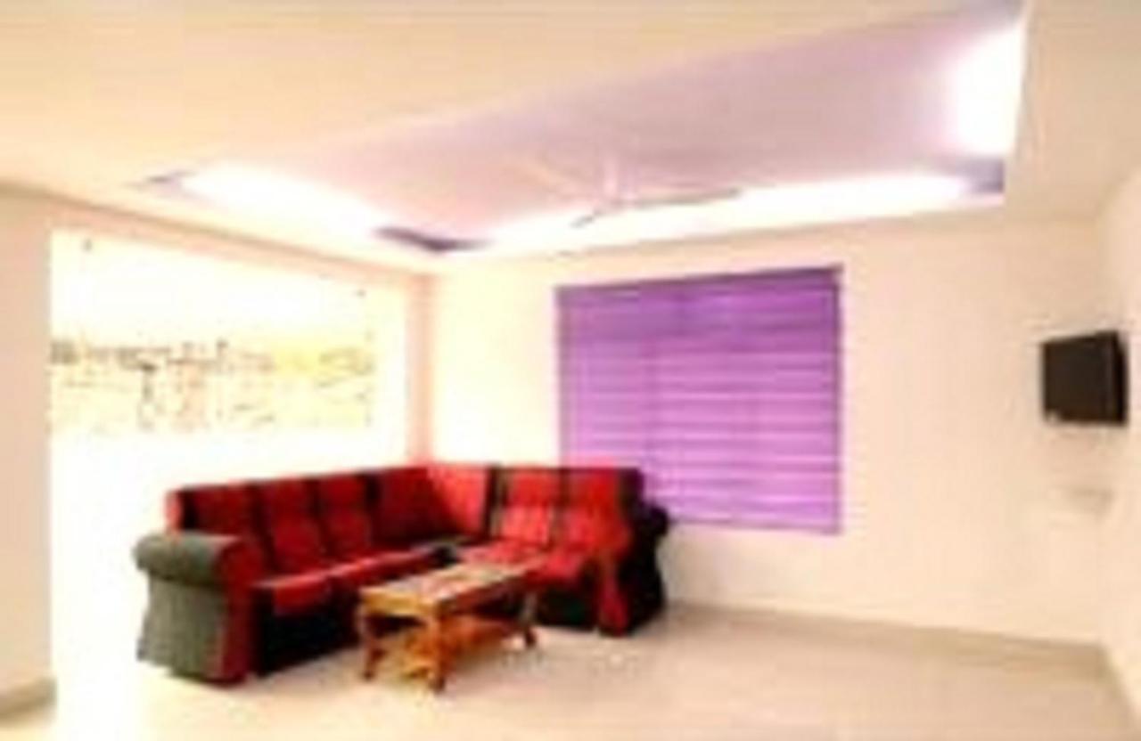 V Bee Plaza Hotel Thiruvananthapuram Exterior foto