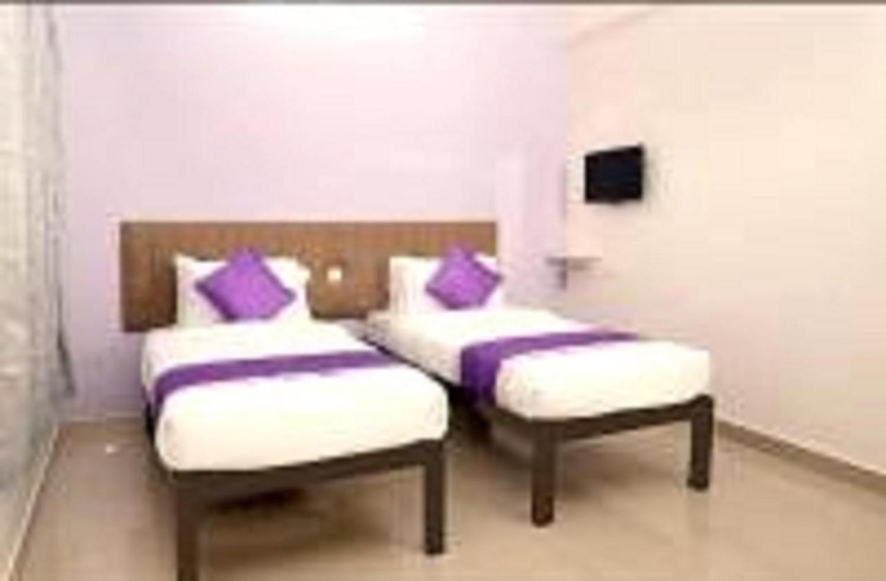 V Bee Plaza Hotel Thiruvananthapuram Exterior foto