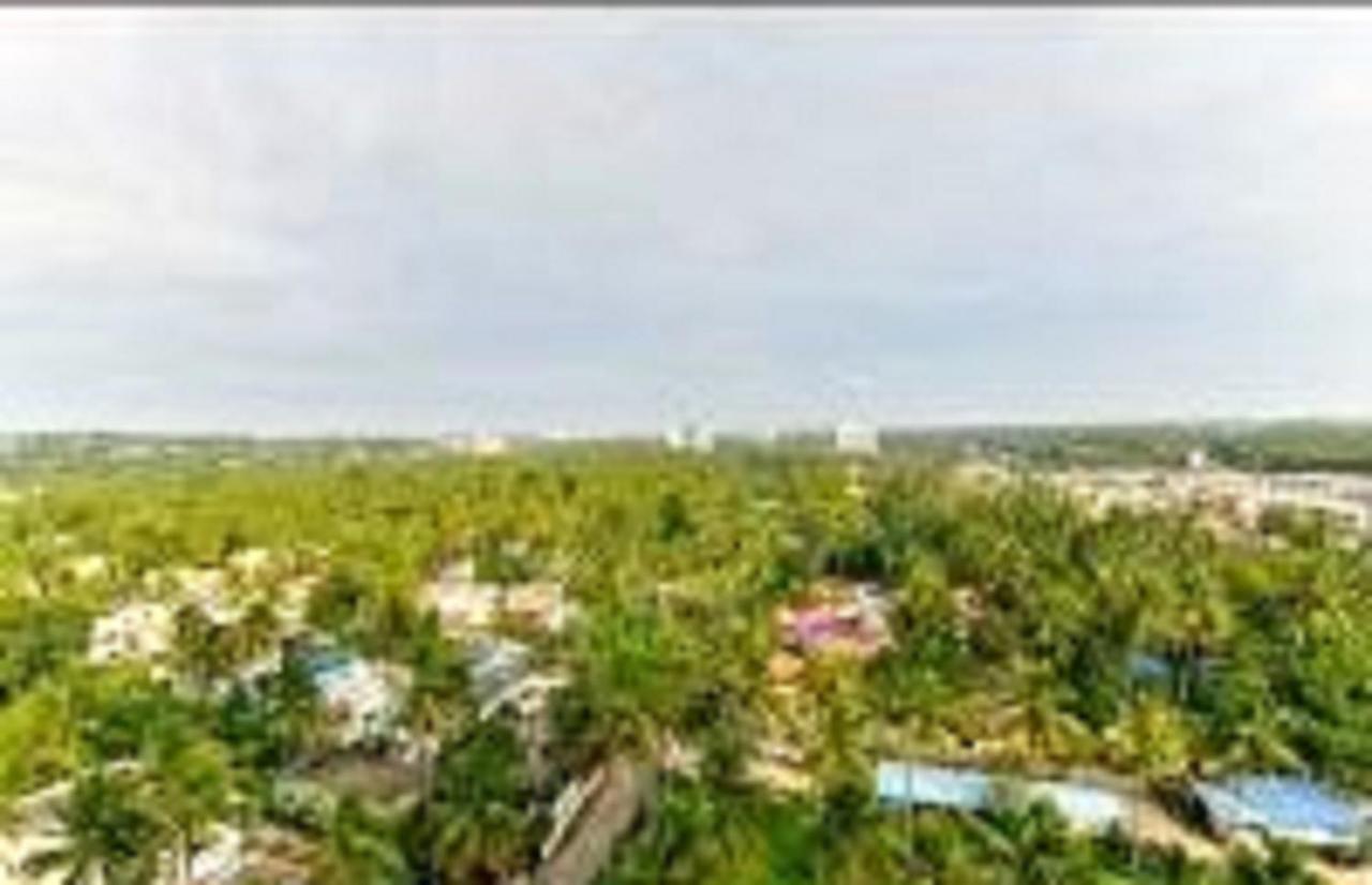V Bee Plaza Hotel Thiruvananthapuram Exterior foto