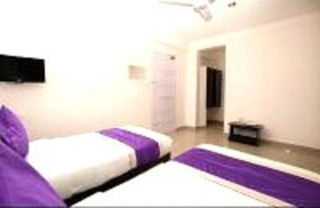 V Bee Plaza Hotel Thiruvananthapuram Exterior foto